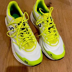 ON CLOUD // ON Cloudnova Z5 Neon/White // MENS SIZE 9